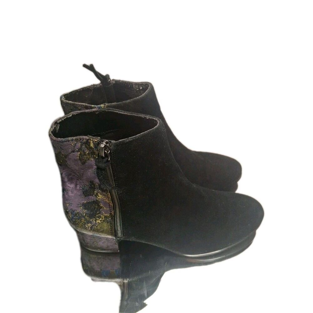 LOGO by LORI GOLDSTEIN Hannah And Brocade Black Suede Size 6.5